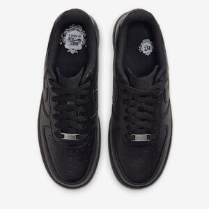 Nike Black Air Force 1 Sneakers Classic Design